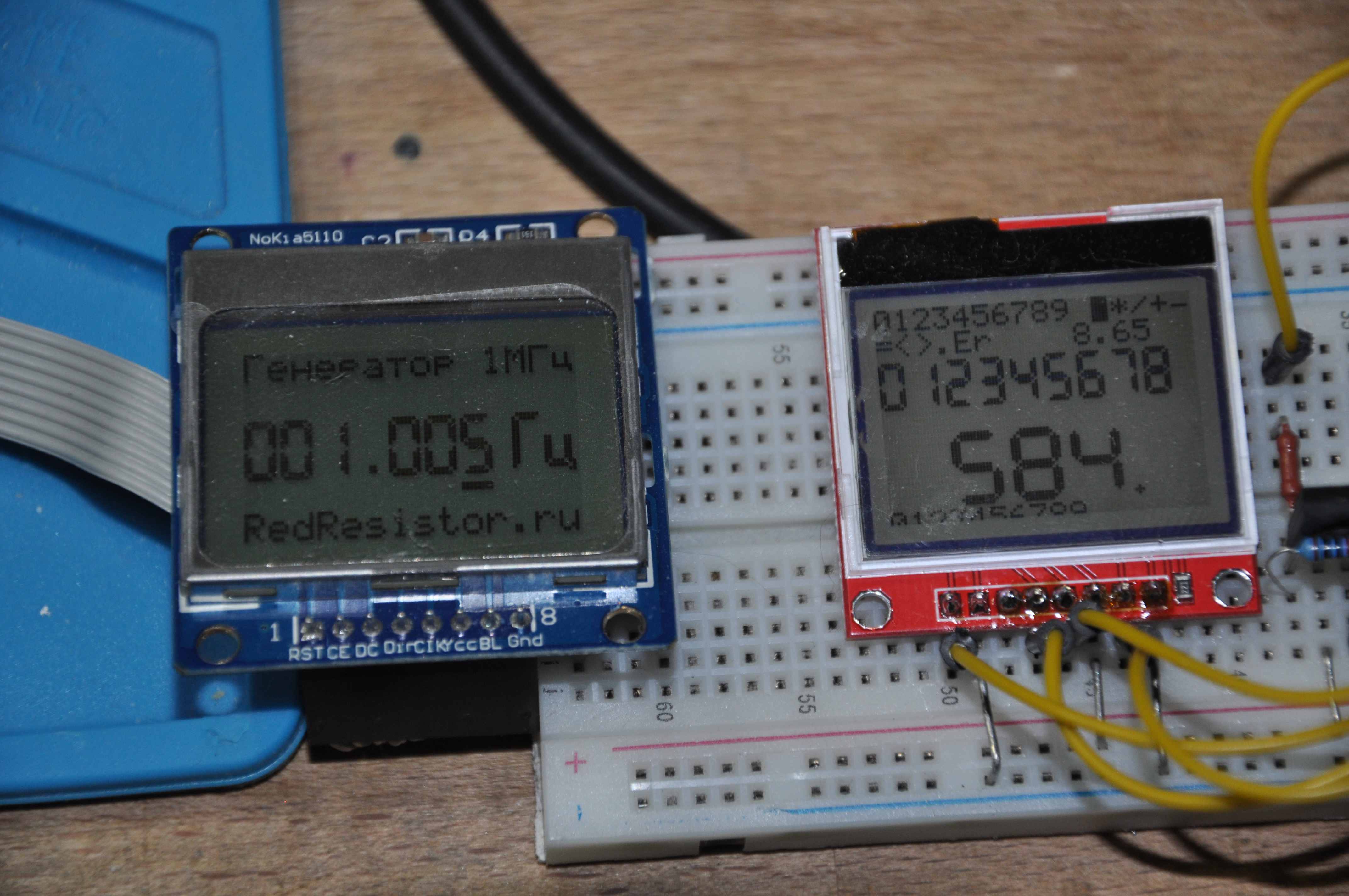 Фото двух дисплеев