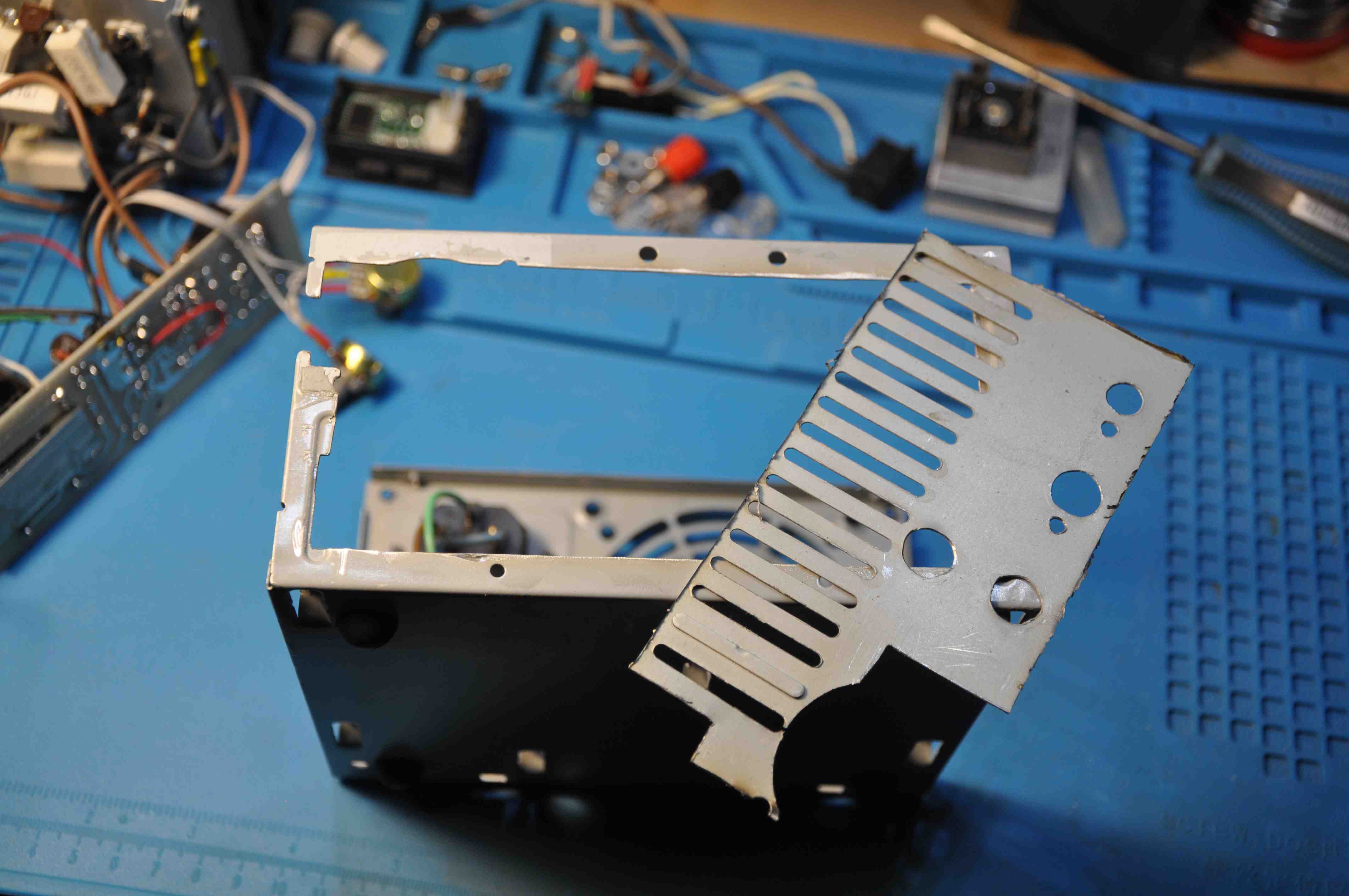 корпус с демонтированной передней панелью