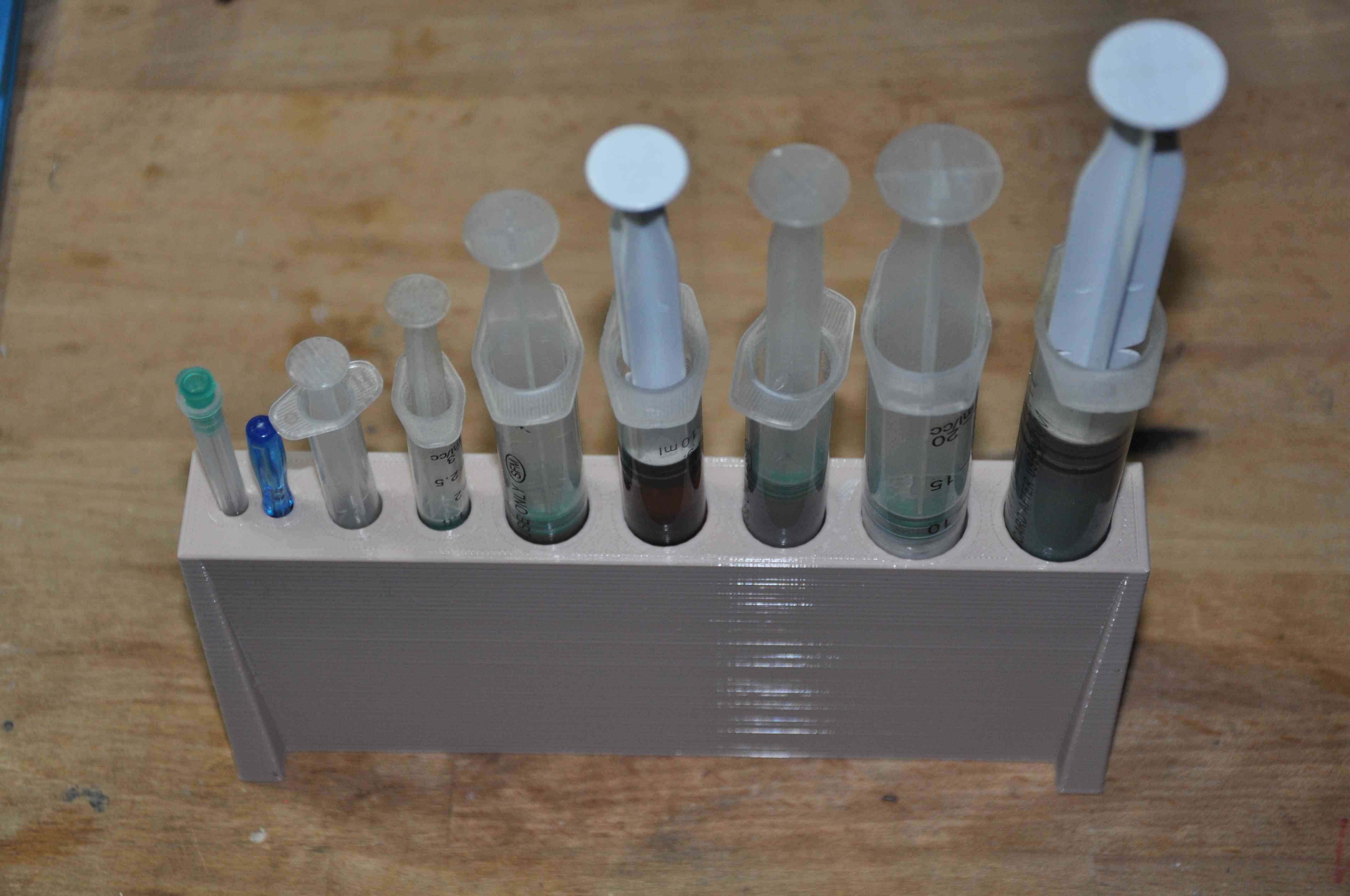 Подставка под шприцы.