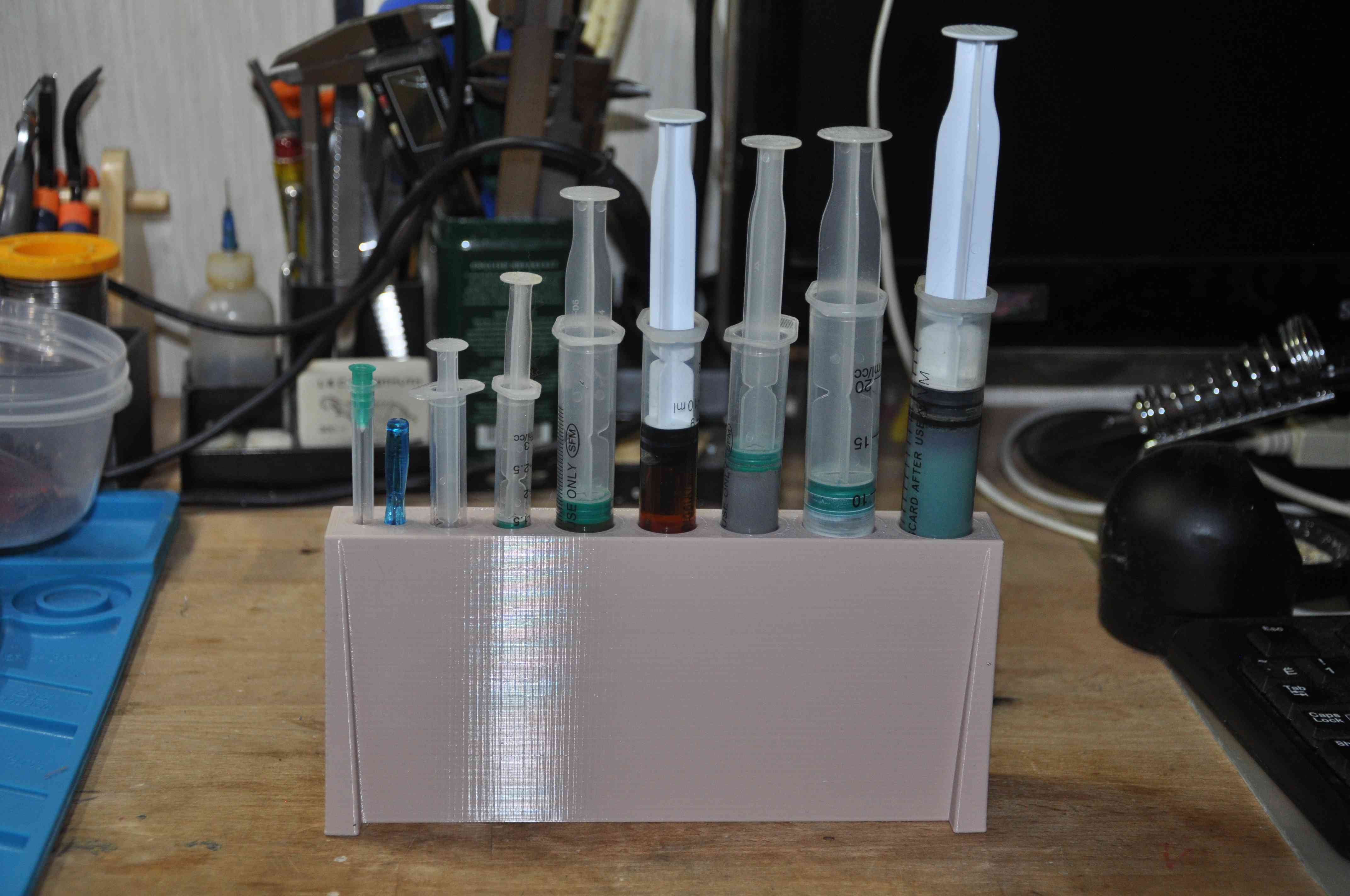 Подставка под шприцы.