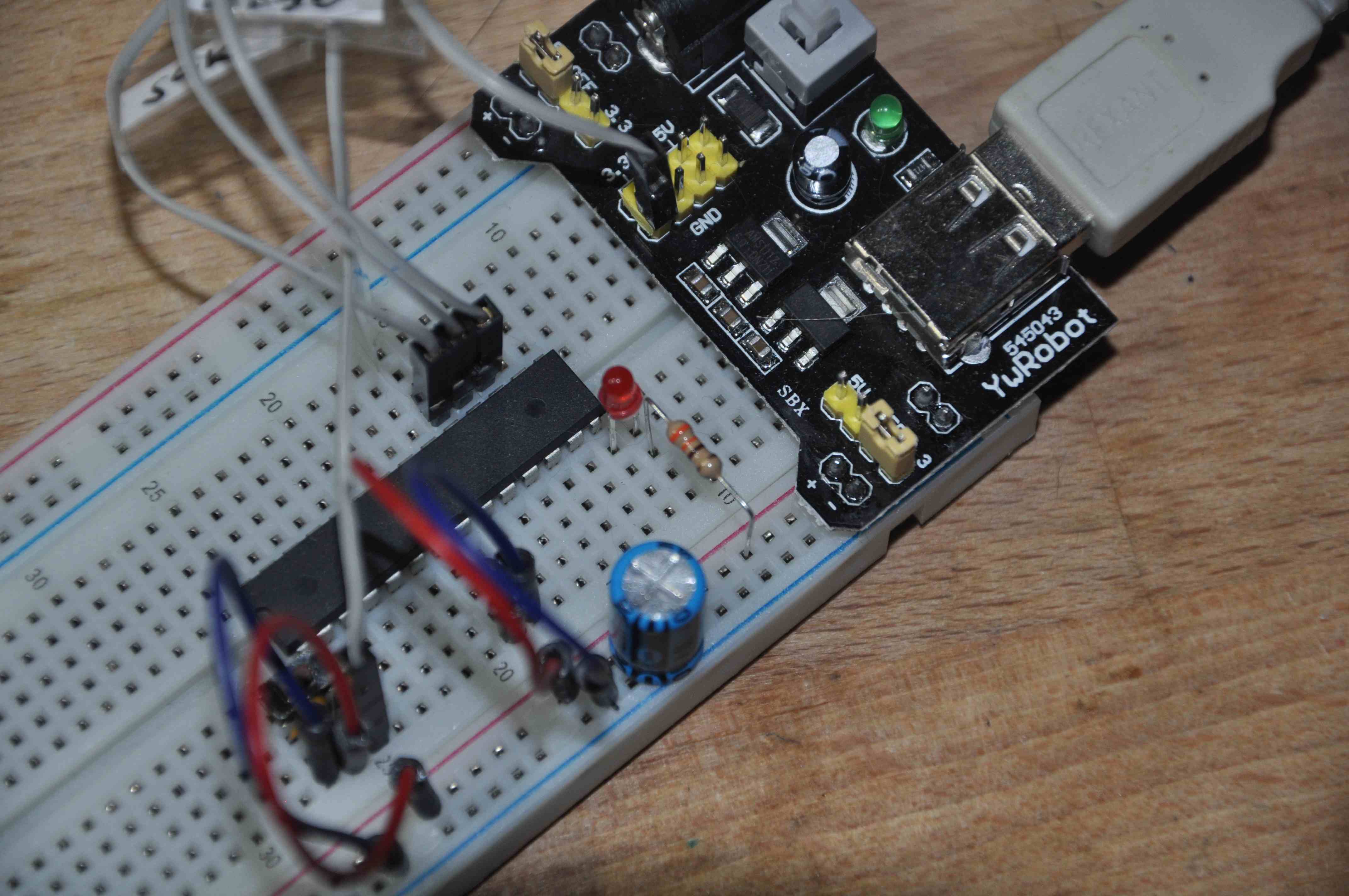 Собраная схема подключения на макетной плате