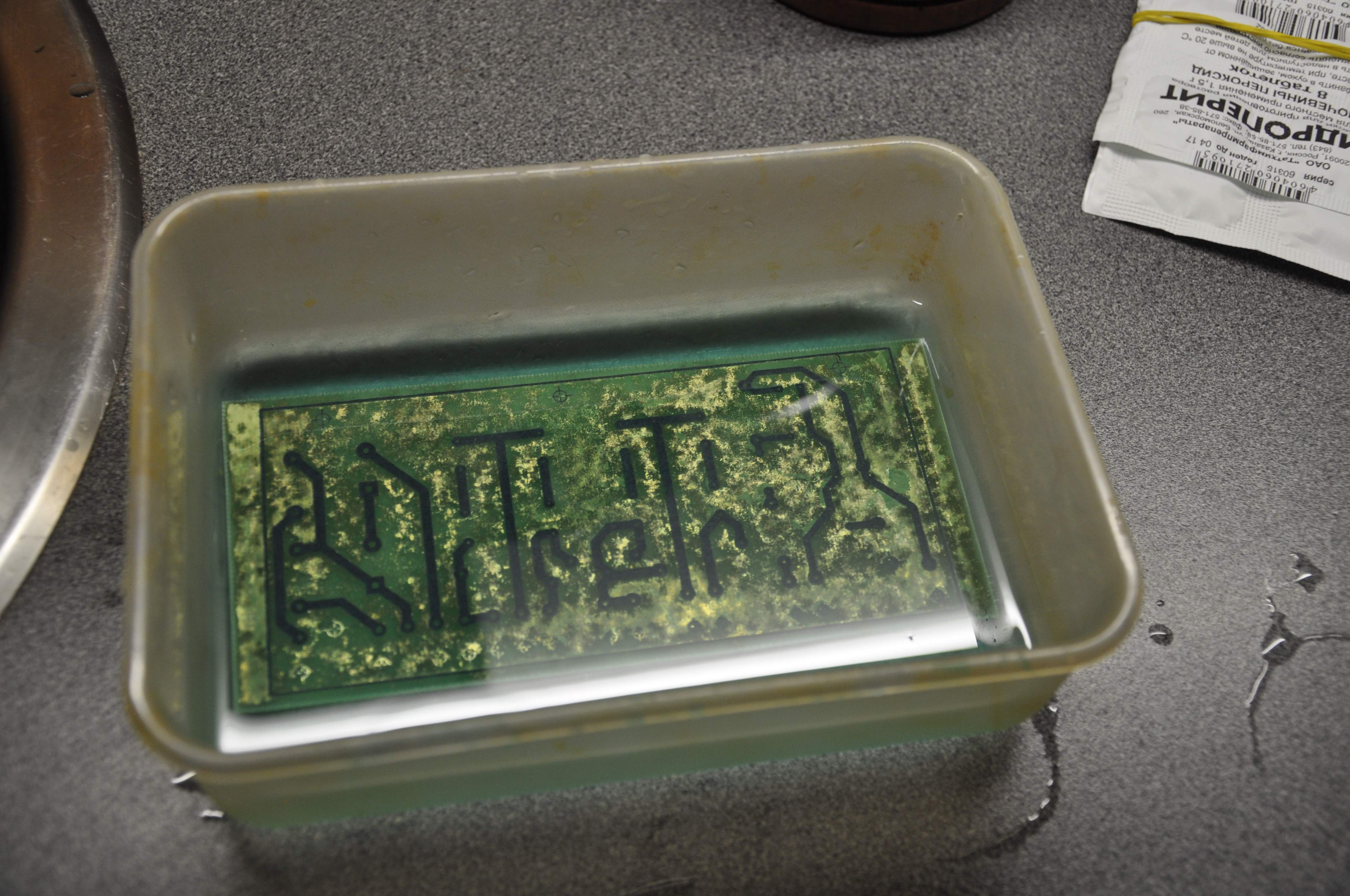 Фото платы в расстворе перекиси, соли и кислоты