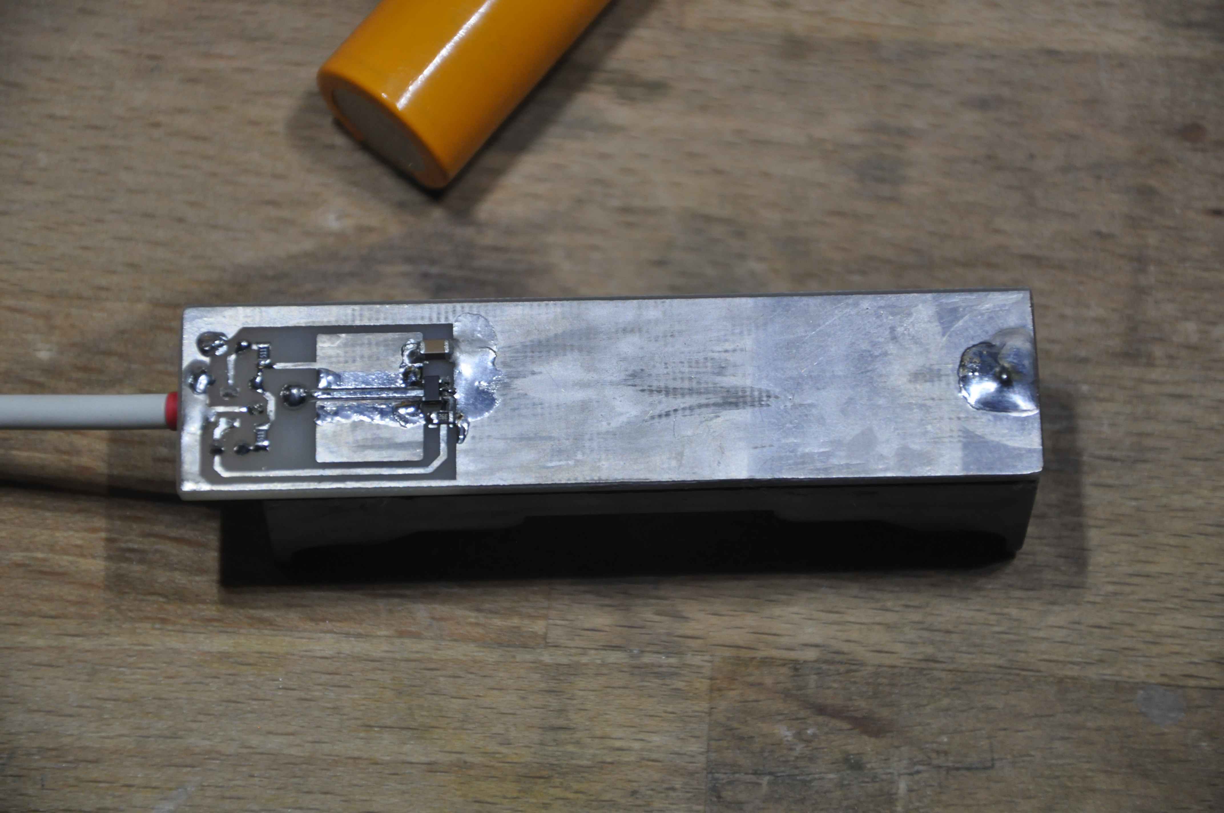 Зарядное устройство со стороны дорожек