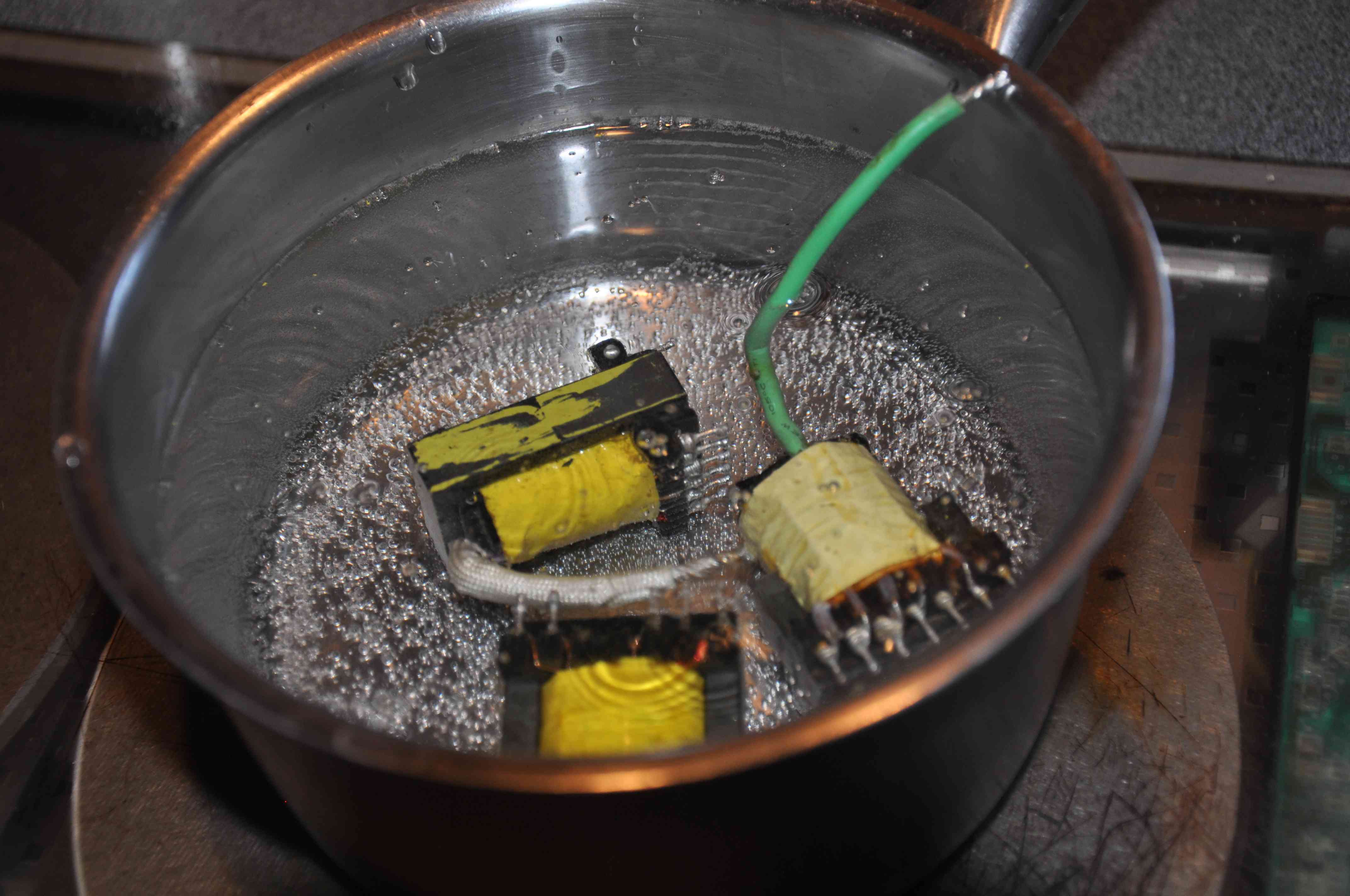 Отвариваем трансформаторы в кастрюльке