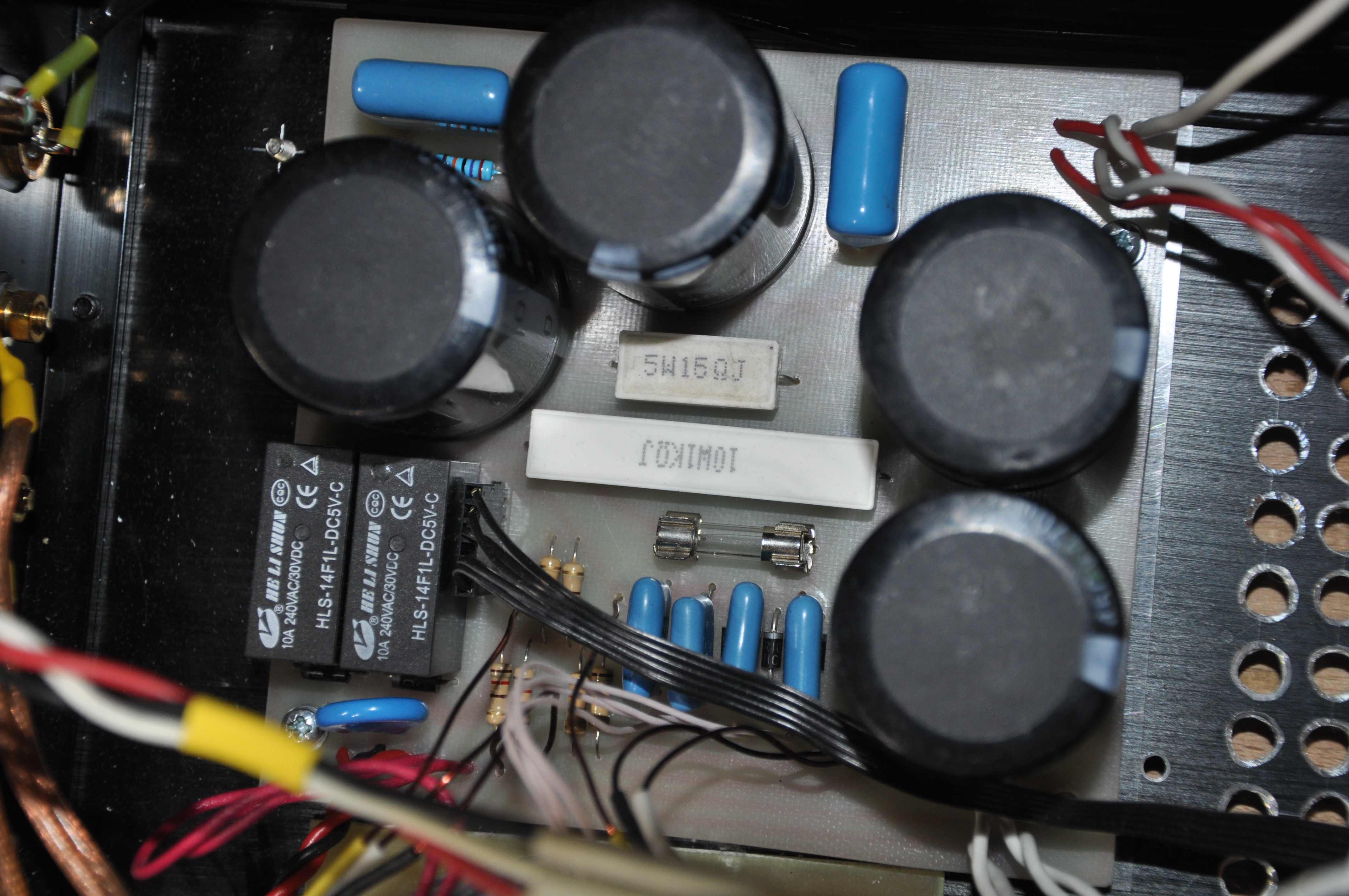 Плата блока питания в корпусе усилителя